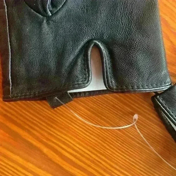 Isotoner Ladies New In Box Black Leather Gloves With Smart Touch Technology - Picture 4 of 7